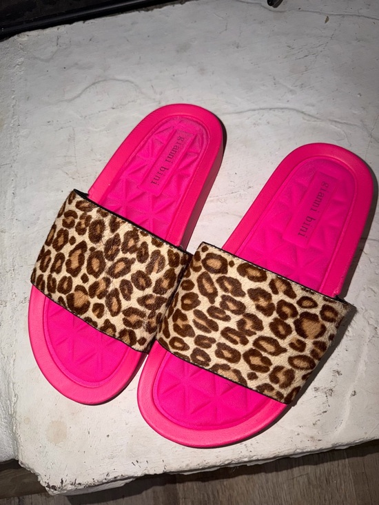 Shoes - Gianni Bini Leopard Print Slide Sandals with Hot Pink Footbed says size 8; fit 7